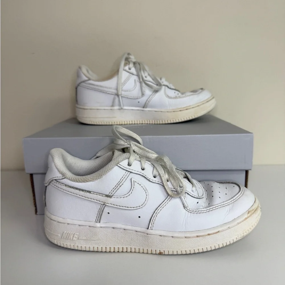 Nike: Kids White Force 1 LE Sneakers, Size 1.5